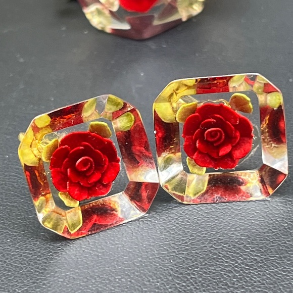 Vintage reversed carved set of Lucite red rose scarf ring, brooch and earrings - Picture 11 of 15